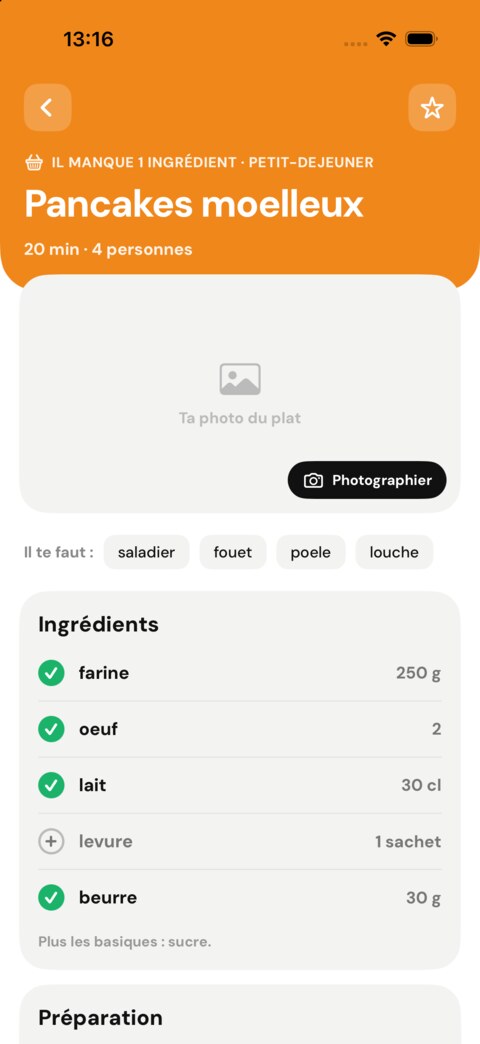 Une recette &agrave; un ingr&eacute;dient pr&egrave;s, bandeau orange : pancakes moelleux, il manque la levure, les ustensiles list&eacute;s avant de commencer